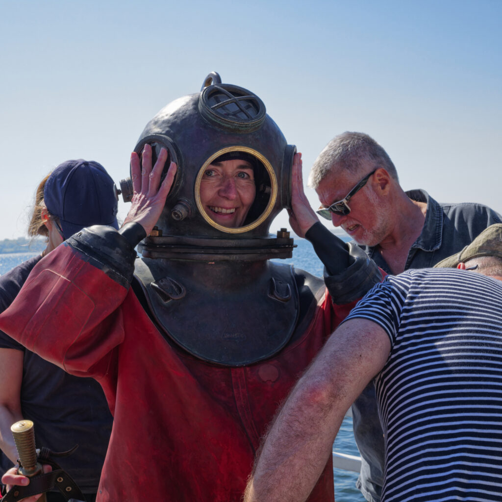 Der Helm für den Tauchgang runter zur Ostsee sitzt